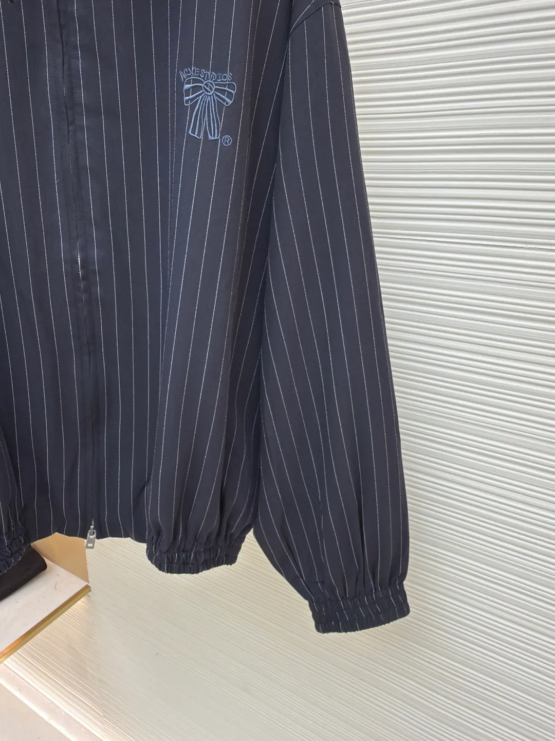 Acne Studios bow striped jacket ●Original version: Purchased and developed for 8000 ●Item number: 1680791-B45 ●Material: fine rhyme striped luxurious fabric fabric ●Technology: embroidery production ●Version: fitted version ●Weight: about 685 grams ●Size: 44-46-48-50 ●Description: Customized fine rhyme striped luxurious fabric and Acne Studios rayon jacquard lining, smooth and delicate, comfortable and close to the skin As smooth as silk, with navy blue as the main color, elegant reflection of retro atmosphere, the pinstripe design is a perfect tribute to retro sports. They are arranged in an orderly manner along the outline of the jacket, and the seasonal bow embroidery on the chest injects soul into the jacket. The delicate stitching makes the bow seem to flutter at any time. The design of the zipper is simple and elegant. Elegant behavior is calm and leisurely. It perfectly interprets the fashionable sweet and cool style, using imported machine embroidery technology. Using advanced computer control systems and precision mechanical components to achieve Acne Studios' seasonal bow tie embroidery work has high precision and smooth and delicate lines. The infrared positioning cutting machine uses infrared transmitters and infrared receivers to achieve precise positioning of materials. The accuracy can reach the micron level to meet the effect of high-precision cutting of plaid alignment. The fabrics have been sand-washed and have a better hand feel and texture. They are not easy to deform, shrink or fade, and maintain long-term beauty. The overall wiring is straight and delicate, the fabric is comfortable and soft, and the color is consistent without color difference. It can be matched with the same style to create a fashionable look and control various occasions. Customized accessories, complete with three standards, same style for men and women!